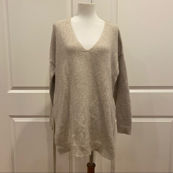 ELIZABETH AND JAMES belted V-neck oatmeal colored sweater - Picture 2 of 8
